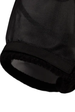 ausgestellte Fliegenmaske